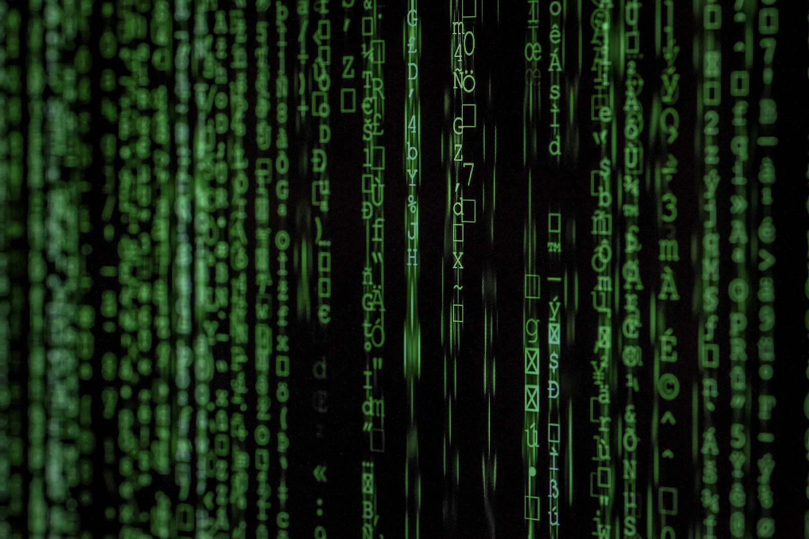 Fluxo de código em tons de verde sobre fundo escuro, representando monitoramento digital
